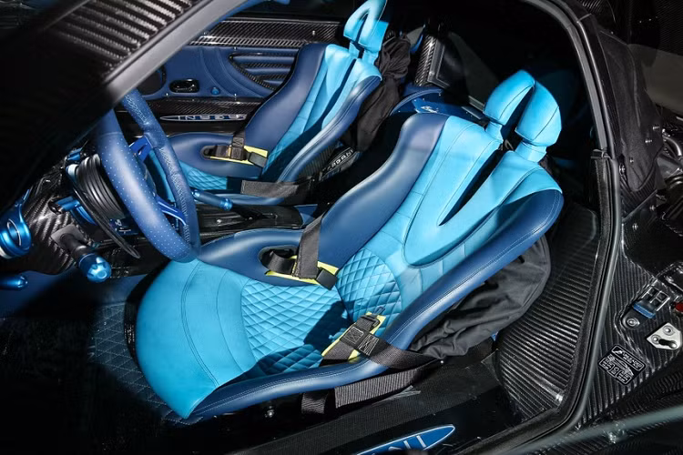 Pagani Zonda Kiryu trang bị khối động cơ V12 dung tích 7.3L, công suất tối đa 760 mã lực và mô-men xoắn cực đại 780 Nm đi kèm hệ dẫn động cầu sau. Ngoài sự xuất hiện của Zonda Kiryu còn có Pagani Huayra Roadster BC - phiên bản được sinh ra dành cho đường đua của siêu xe Huayra Roadster.