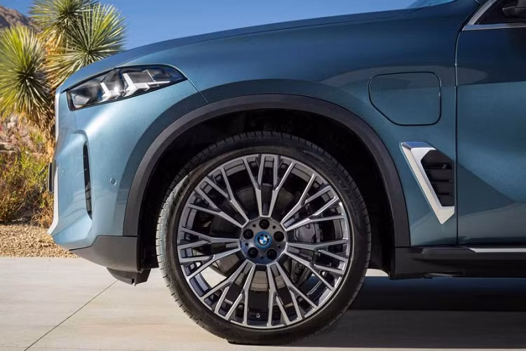 Thay đổi còn lại ở thiết kế ngoại thất của BMW X5 2024 là bộ vành la-zăng với thiết kế đa chấu phức tạp hơn. So với ngoại thất, nội thất của mẫu SUV hạng sang này được nâng cấp đáng chú ý hơn.