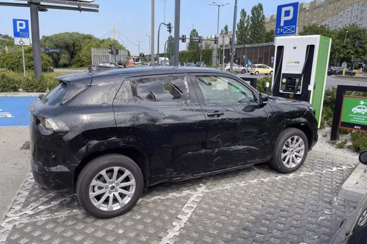Hiện vẫn chưa có thông tin cụ thể về khả năng vận hành của mẫu xe Suzuki eVX. Theo một số nguồn tin, nhiều khả năng Suzuki eVX sẽ dùng pin Blade do hãng BYD của Trung Quốc sản xuất. Xe bản thương mại dự kiến sẽ được trang bị 2 loại pin có dung lượng khoảng 48 kWh và 60 kWh.