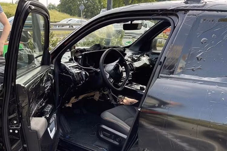 Bên trong, mẫu xe điện Suzuki eVX sẽ có vô lăng vát 2 đầu, bảng đồng hồ kỹ thuật số kết hợp với màn hình cảm ứng trung tâm, cửa gió điều hòa dạng dọc và cụm điều khiển trung tâm thiết kế hiện đại.