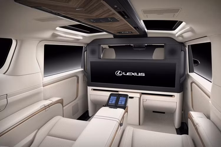 Xe sở hữu loạt tính năng an toàn chủ động của gói Lexus Safety System+ bao gồm cảnh báo trước va chạm, hỗ trợ phanh trước va chạm, kiểm soát hành trình bằng radar tự động… và thậm chí còn có hệ thống theo dõi tư thế của người lái, khi hệ thống xác định người lái không thể tiếp tục lái xe, chiếc xe sẽ tự động bật đèn cảnh báo và giảm tốc nhẹ nhàng.