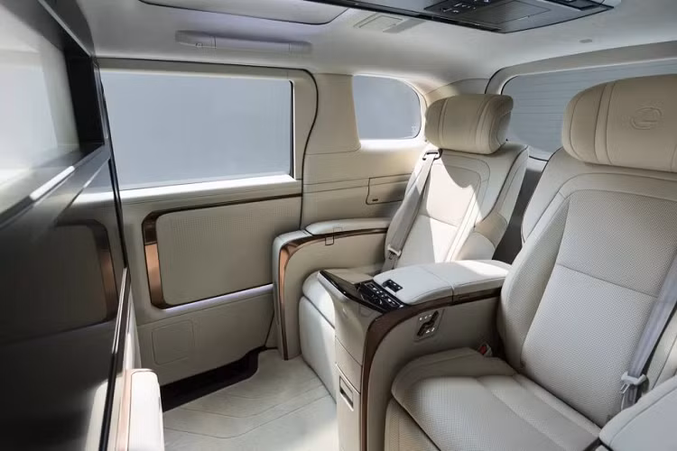 Chưa hết, Lexus LM còn có một hệ thống sưởi ấm và làm mát tiên tiến có thể đo nhiệt độ của hành khách trên mặt, ngực, đùi để điều khiển HVAC để đảm bảo khả năng làm mát/ấm hài hòa.