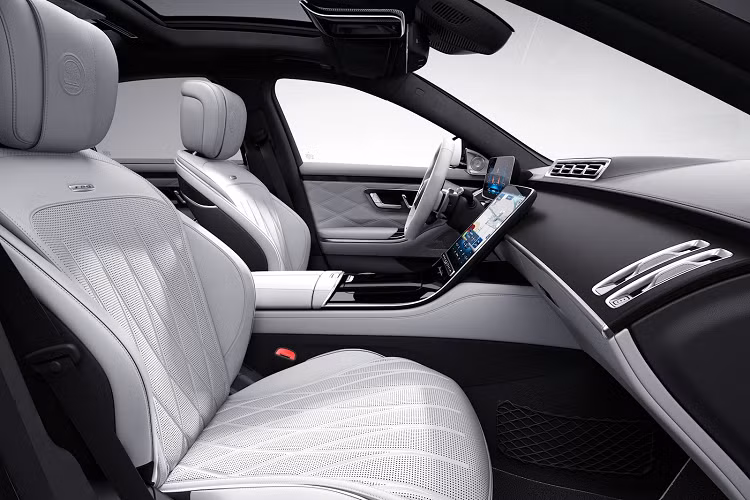 Ngoài ra các tấm ốp bậc cửa có chữ AMG và thiết kế hoa văn độc quyền của Manufaktur.