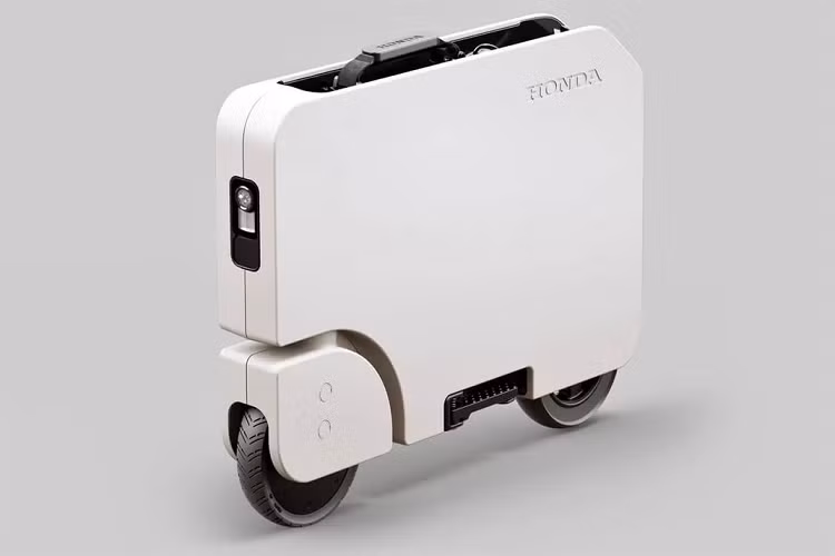 Trọng lượng xe là 18,7 kg. Như vậy xe lúc gập gọn có kích thước chỉ nhỉnh hơn hành lý xách tay khi đi máy bay một chút, nhưng lại mỏng hơn nhiều. Honda cho biết: “Motocompacto là sự lựa chọn hoàn hảo để di chuyển quanh các thành phố và khuôn viên trường đại học.