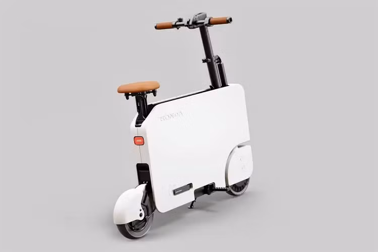 Mắc giá xe Honda Motocompacto 2023 tại các đại lý chỉ 995 USD (khoảng 24 triệu đồng). Sản phẩm này được mô tả là “một cách tiếp cận sáng tạo đối với phương tiện di chuyển bằng điện cá nhân”.