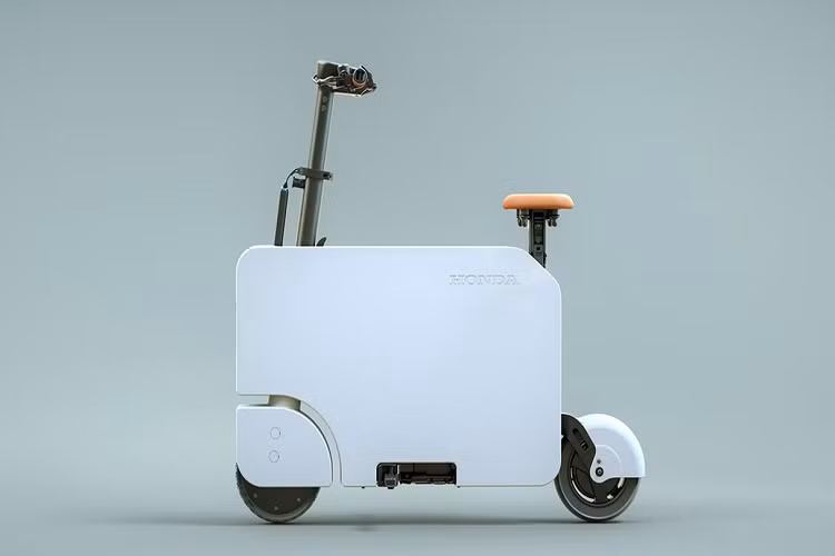Nó được thiết kế hướng đến sự thoải mái và tiện lợi cho người lái với ghế êm ái, chỗ để chân an toàn, ngăn đựng đồ trên xe, đồng hồ tốc độ kỹ thuật số, đồng hồ đo điện tích và tay cầm thoải mái. Một ứng dụng điện thoại thông minh cho phép người lái điều chỉnh cài đặt cá nhân của họ, bao gồm cả chế độ chiếu sáng và lái xe, thông qua Bluetooth.”