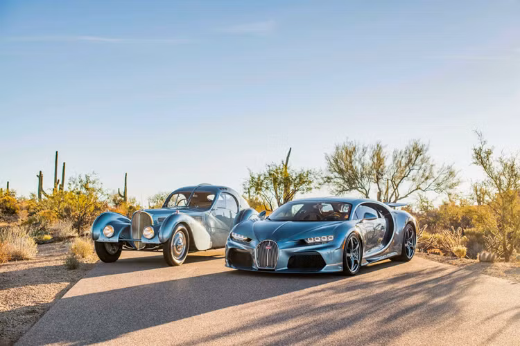 Bộ la-zăng năm chấu của chiếc Chiron Super Sport cũng có sự kết hợp giữa màu sơn xanh và mạ crôm, giống như chiếc 57 cổ điển và mặt dưới của cánh gió sau có hình vẽ thủ công chiếc Type 57 SC Atlantic.