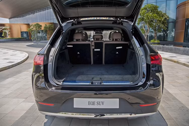 Một tính năng nổi bật khác được trang bị trong khoang nội thất của EQE SUV là hệ thống lọc không khí, bụi bẩn &amp; vi khuẩn, với bộ lọc HEPA (High Efficiency Particulate Air) lọc sạch không khí bên ngoài. Ngoài ra, sự sang trọng và êm ái của xe còn được nâng lên một tầm cao mới bằng gói trang bị cách âm Acoustic Comfort với kính nhiều lớp, cách nhiệt và hấp thụ tia UV cao cấp cho kính chắn gió và cửa sổ bên hông.