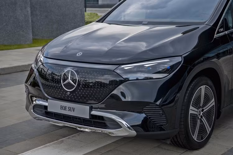 Khung gầm của Mercedes-Benz EQE 500 4MATIC mới có trục bốn liên kết ở phía trước và hệ thống treo đa liên kết độc lập ở phía sau, mang đến cảm giác lái linh hoạt ngay ở phiên bản tiêu chuẩn nhờ cấu tạo trục bánh xe ngắn với chiều dài cơ sở 3.030mm kết hợp hệ thống treo tương ứng. Cụm chuyển đổi Dynamic Select với nhiều chế độ vận hành có sẵn như Eco, Comfort, Sport và Individual...