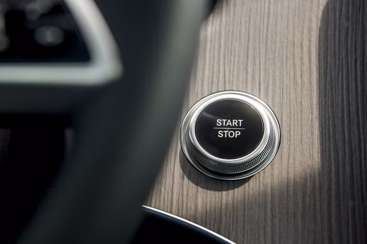 Mercedes-Benz EQE 500 4MATIC (SUV) sở hữu đầy đủ và toàn diện các tính năng an toàn hiện đại nhất từ hãng xe sang Đức bao gồm, hệ thống hỗ trợ cảnh báo điểm mù chủ động, hệ thống hỗ trợ phanh chủ động phòng ngừa va chạm (Active Brake Assist), hệ thống kiểm soát hành trình Cruise Control, hệ thống hỗ trợ bảo vệ chủ động...
