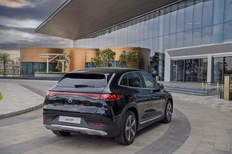 Khác với 2 dòng xe EQB và EQS SUV, ngoại hình của Mercedes-Benz EQE SUV được lựa chọn với gói thiết kế Electric Art tại thị trường Việt Nam, thay đổi rõ nét so với hình dáng AMG Line thường thấy. Mặt tản nhiệt Black Panel màu đen phủ bóng, với các họa tiết trang trí hình ngôi sao ba cánh 3D nổi bật. Ngoài ra, mâm xe Mercedes-Benz EQE SUV có kích thước 20-inch với nan 5 chấu và thiết kế tối ưu hoá khí động học khiến chiếc SUV này càng thêm bề thế.