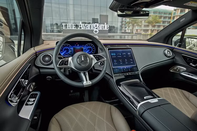 Khoang lái của Mercedes-Benz EQE SUV được trang bị màn hình giải trí trung tâm với công nghệ OLED, kích thước 12,8-inch, bảng đồng hồ kỹ thuật số sau vô lăng với màn hình màu 12,3-inch. Được lập trình một cách linh hoạt, hệ thống thông tin giải trí MBUX (Mercedes-Benz User Experience) trên xe có khả năng nhận biết và hiểu người dùng để cung cấp những gợi ý dựa trên sở thích và thói quen cá nhân liên quan đến giải trí, tiện nghi và điều khiển trên xe.