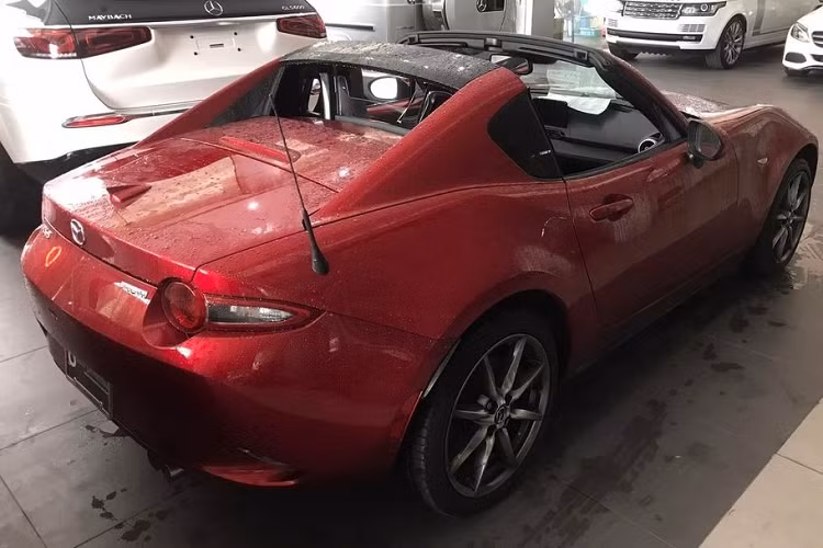 Hiện tại, dòng xe MX-5 bản nâng cấp động cơ mới nhất được trang bị động cơ 2.0L, sản sinh ra công suất tối đa 181 mã lực tại vòng tua máy 7.000 vòng/phút và mô-men xoắn cực đại 205 Nm tại 4000 vòng/phút. Xe đi kèm tùy chọn số sàn hoặc số tự động.