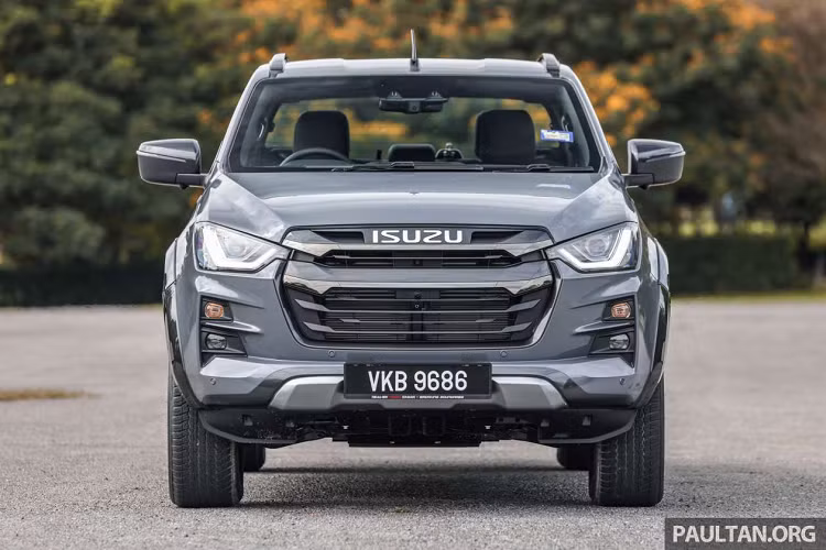 Đặc biệt, đối thủ cạnh tranh Toyota đã thông báo sẽ bắt đầu sản xuất một chiếc Hilux chạy hoàn toàn bằng điện dựa trên Hilux Revo BEV concept, đây chắc hẳn là lý do khiến Isuzu muốn đẩy nhanh hơn nữa việc sản xuất xe bán tải chạy điện Isuzu D-Max.