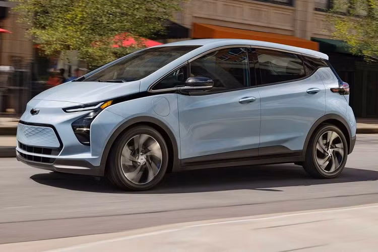 Ngoài ra, Chevrolet Bolt EV và Bolt EUV 2023 còn được trang bị phù hợp với giá tiền như đèn pha LED, dải đèn LED định vị ban ngày, đèn hậu LED, vành hợp kim 17 inch, ghế bọc nỉ, màn hình cảm ứng trung tâm 10,2 inch, hỗ trợ Android Auto/Apple CarPlay không dây, khởi động nút bấm, điều hòa tự động 1 vùng, cửa gió điều hòa cho hàng ghế sau, lọc không khí hay hệ thống âm thanh 6 loa.