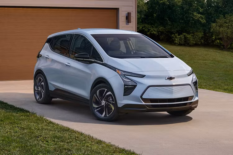 Cả hai mẫu ô tô điện của Chevrolet đều được trang bị mô-tơ điện nằm trên cầu trước, tạo ra công suất tối đa 150 kW (khoảng 201 mã lực) và mô-men xoắn cực đại 360 Nm. Nhờ đó, Chevrolet Bolt EV và Bolt EUV 2023 có thời gian tăng tốc từ 0-96 km/h lần lượt là 6,5 giây và 7 giây, ngang ngửa Honda Civic Si.