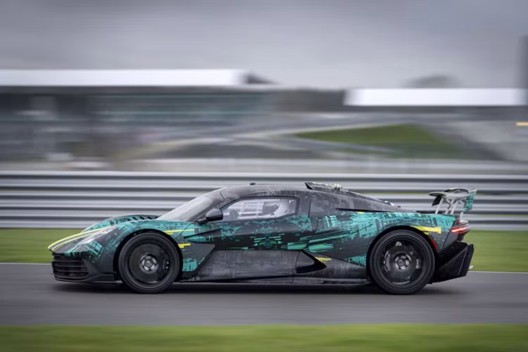 Nằm dưới nắp capo của Valhalla là khối động cơ V8 twin-turbo hiện đại nhất của Aston Martin, kết hợp cùng bộ 3 động cơ điện. Cơ cấu này sẽ sản sinh công suất tối đa lên đến 1.012 mã lực cùng hệ dẫn động 4 bánh toàn thời gian với khả năng phân bổ lực kéo thông minh.