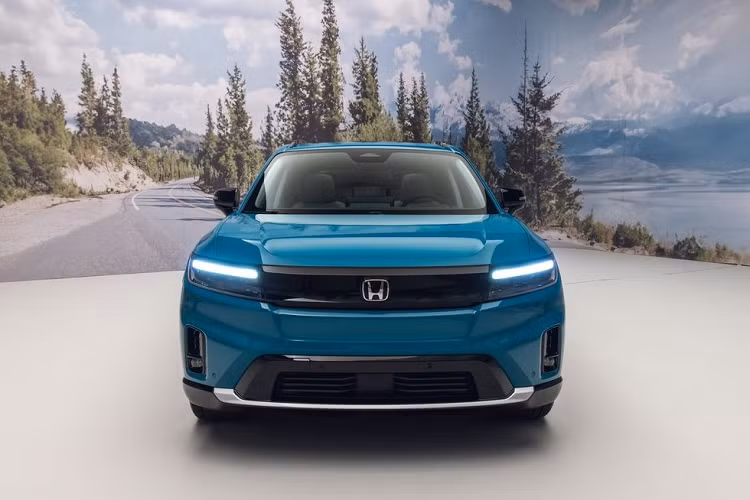 Tuy dùng chung khung gầm với Chevrolet Blazer EV nhưng Honda Prologue 2024 có ngoại hình hoàn toàn khác biệt. Mẫu SUV thuần điện này được áp dụng phong cách thiết kế khá đặc trưng của thương hiệu Honda đồng thời trông giống xe xăng hơn là ô tô điện. Đây có thể là một lợi thế cạnh tranh của tân binh nhà Honda.
