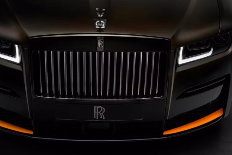 Tên đầy đủ của mẫu sedan này là Rolls-Royce Black Badge Ghost Ékleipsis Private Collection 2023 mới. Xe có nước sơn ngoại thất màu nâu đồng ánh kim khá đặc biệt, kết hợp với các điểm nhấn màu cam ở cản trước, vành la zăng, kẹp phanh và cả đường coachline vẽ bằng tay.