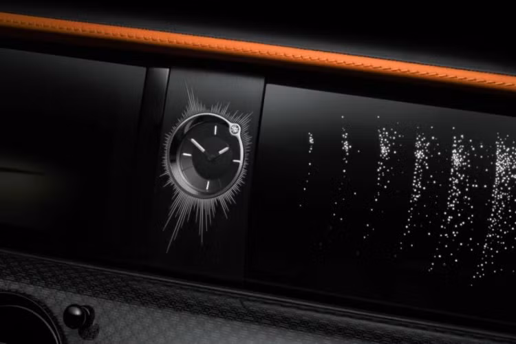 Tuy nhiên, điểm nhấn đặt biệt nhất trong khoang nội thất là khu vực trần xe Starlight Headliner, với vùng màu đen ở giữa được bao quanh bởi 940 ngôi sao và 192 ngôi sao khác nằm rải rác ở xa hơn.