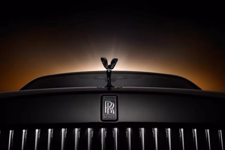 Rolls-Royce Ghost Ekleipsis được trang bị động cơ V12 6,75 lít tăng áp kép sản sinh công suất 592 mã lực, đi kèm hộp số tự động 8 cấp và hệ dẫn động bốn bánh. Xe cũng được trang bị hệ thống treo khí nén tự cân bằng đặc trưng của dòng Ghost, nhằm đem lại cảm giác ngồi mà hãng mô tả là “như lướt đi trên một tấm thảm bay”.