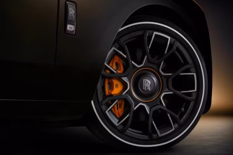 Rolls-Royce cho biết khu vực trần xe sẽ tạo hiệu ứng mô phỏng hiện tượng nhật thực toàn phần mỗi khi người lái bước lên xe và duy trì nó trong 7 phút 31 giây - khoảng thời gian nhật thực toàn phần dài nhất từng được ghi nhận.