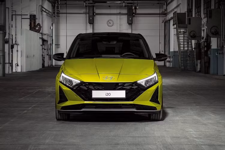 Ở phiên bản nâng cấp, Hyundai i20 chỉ thay đổi nhẹ ở thiết kế ngoại thất. Theo đó, mẫu xe Hàn Quốc này có thêm dải đèn LED định vị ban ngày và cản trước mới. Lưới tản nhiệt của Hyundai i20 2024 cũng đã được thay đổi tạo hình bên trong. Logo của hãng không còn nằm trong lưới tản nhiệt mà chuyển lên phía trên, tương tự nhiều mẫu xe đời mới của Hyundai.