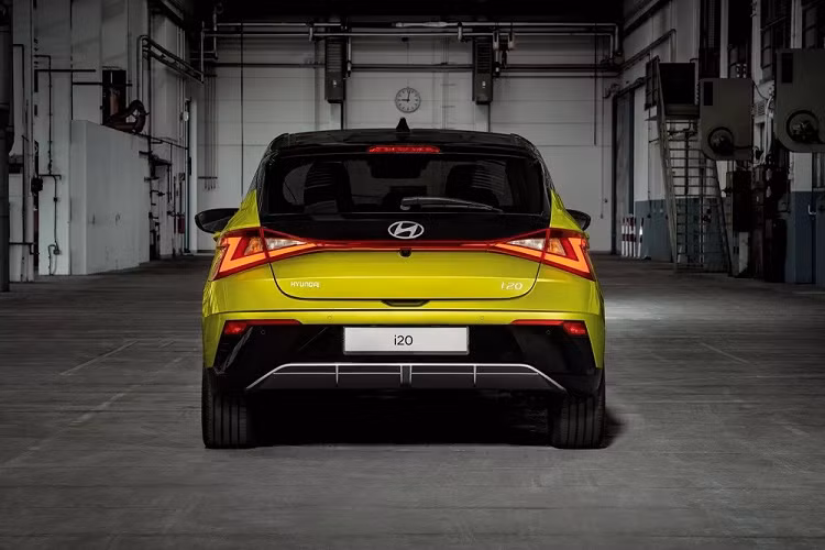 Để đáp ứng quy định về an toàn tại châu Âu, Hyundai i20 2024 có hệ thống hỗ trợ tránh va chạm phía trước với tính năng phát hiện người đạp xe và hệ thống hỗ trợ bám làn đường.
