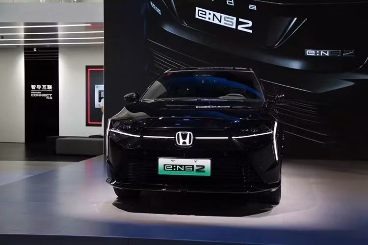 Trong khi đó, Honda e:NS2 lại có thiết kế đèn pha và dải đèn LED định vị ban ngày kéo dài từ nắp ca-pô xuống cản trước giống phong cách của xe Peugeot. Đèn hậu của 2 mẫu xe này được thiết kế tương đồng với đèn pha. Khu vực bên sườn của Honda e:NP2 và e:NS2 không có sự khác biệt.