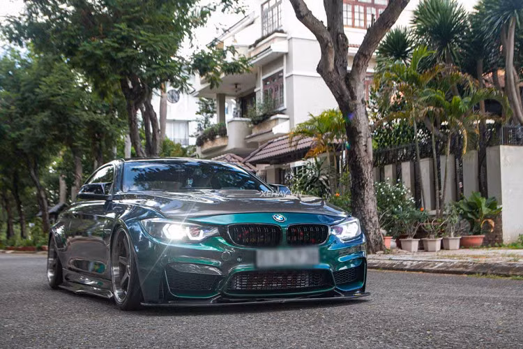 Tuỳ thuộc vào điều kiện kinh tế và sở thích của chủ xe, mỗi chiếc xe BMW độ đều mang một phong cách ngoại hình riêng biệt. Chiếc BMW 428i Coupe độ M4 trong bài viết này cũng là một trường hợp như vậy. 