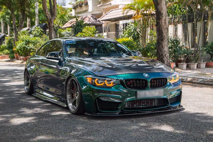 Được biết, chiếc BMW 428i siêu hiếm này thuộc đời 2014 và có ODO hiện ở mức hơn 40.000km. Nó đã được chủ xe mạnh tay chi tiền độ bodykit của phiên bản M4 và cả Wide Body, khiến tổng thể chiếc xe càng thêm hầm hố, phong cách hơn.