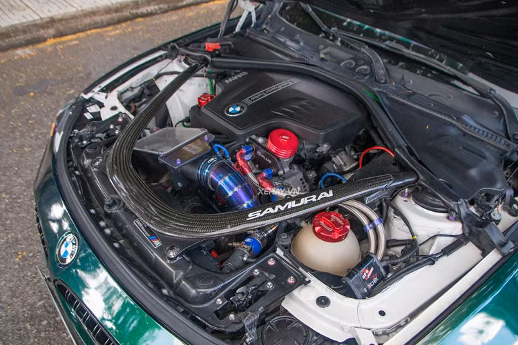 Nguyên bản, chiếc BMW 428i tại Việt Nam này sử dụng động cơ 2.0L tăng áp, công suất 245 mã lực và 350 Nm mô-men xoắn, đi kèm hộp số tự động 8 cấp. 