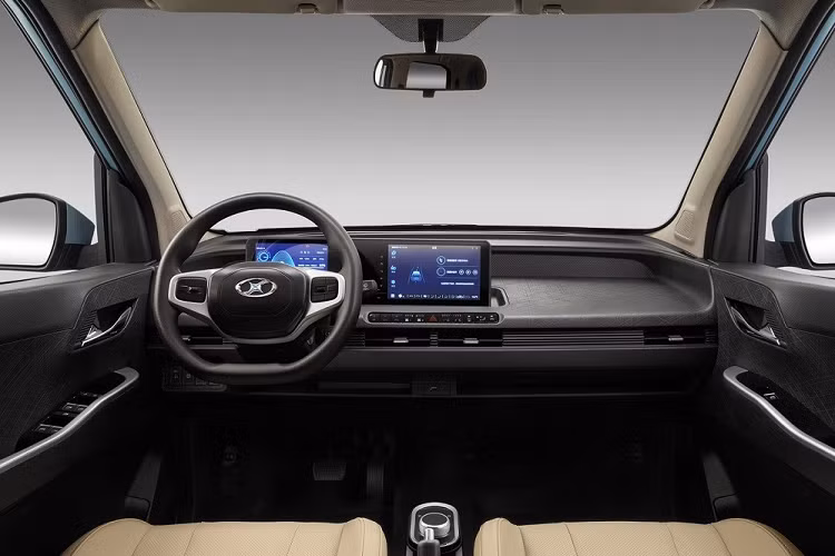 Trong khi đó, thiết kế sườn xe của Weiao Boma không hẳn là giống với "chuyên cơ mặt đất" Toyota Alphard. Mẫu xe có kích thước nhỏ này cũng không được trang bị cửa trượt chỉnh điện bên sườn mà dùng cửa mở thông thường.