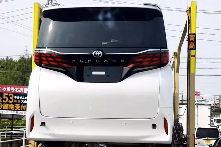 Cần số xe thiết kế nhỏ gọn, phanh tay điện tử, gương chiếu hậu kỹ thuật số, hệ thống âm thanh vòm JBL 15 loa, màn hình hiển thị thông tin kính lái HUD, màn hình giải trí dành cho hành khách phía sau, cửa sổ trời 2 mảnh và cuối cùng là hệ thống đèn viền nội thất.