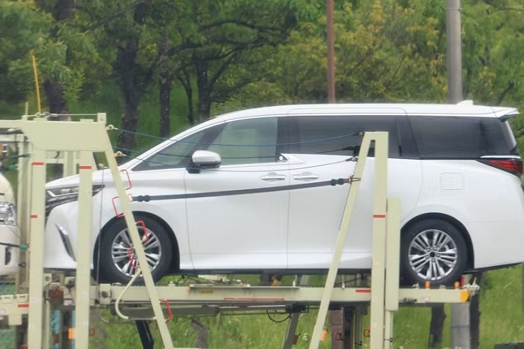 Đúng như hình ảnh rò rỉ trước đó, mẫu MPV Toyota Alphard 2024 cỡ lớn này vẫn được trang bị lưới tản nhiệt cỡ lớn trên đầu xe, kéo dài gần hết cản trước. Bên trong lưới tản nhiệt là những chi tiết mạ crôm nhằm tạo cảm giác cao cấp cho xe. Lưới tản nhiệt của Toyota Alphard 2024 nối liền với đèn LED định vị ban ngày và bao quanh đèn pha.