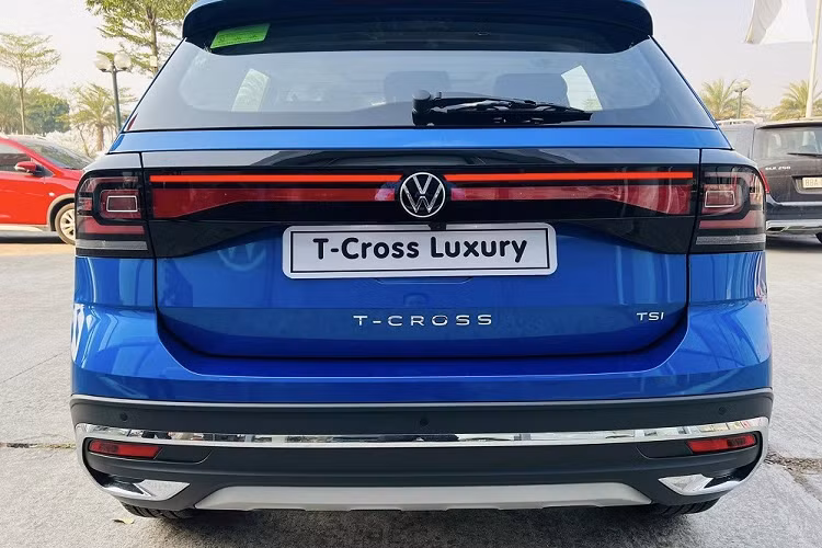 Là bản cao cấp nhất của dòng Volkswagen T-Cross tại Việt Nam, chiếc xe này có những trang bị đáng chú ý như cụm đèn LED phía trước, đèn pha tự động bật/tắt và điều chỉnh khoảng chiếu sáng, tính năng chờ dẫn đường, đèn hậu LED, vành hợp kim 17 inch, baga nóc hay gương chiếu hậu chỉnh điện, tích hợp đèn báo rẽ.
