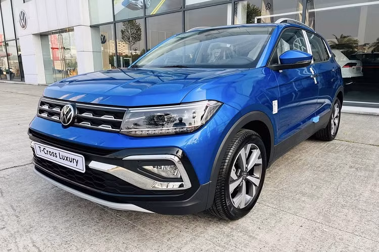 Theo những người bán ôtô, những chiếc xe demo có một số ưu điểm nhất định như giá rẻ hơn và khách hàng có thể rước luôn về nhà, không cần phải chờ đợi. Bên cạnh đó, xe demo thường có đủ trang bị để gây ấn tượng với khách hàng đến showroom thăm quan và thử xe, từ đó giúp người mua tiết kiệm chi phí hơn xe "đập hộp".