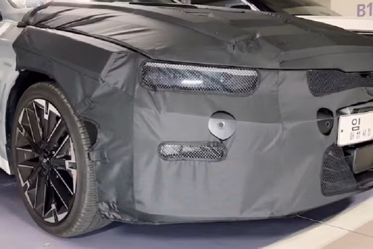 Tuy nhiên, nhiều khả năng phần lưới tản nhiệt của mẫu xe sedan Kia K5 2024 sẽ được tinh chỉnh, đi cùng đèn pha thiết kế mới. Cản dưới cũng có nhiều chi tiết khác lạ. Ở khu vực đuôi xe, nhiều khả năng, cụm đèn chính, ống xả sẽ được làm mới. Thanh đèn hậu cũng sẽ được tinh chỉnh lại nhìn mảnh mai, mượt mà hơn.