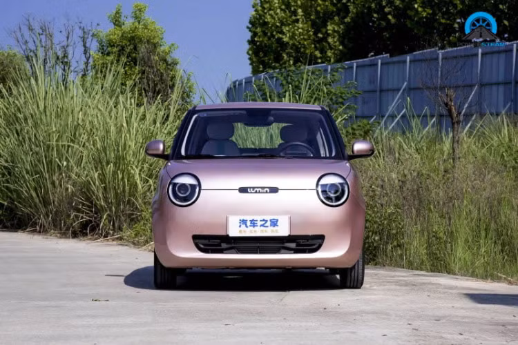 Xét về kích thước thân xe, chiều dài, chiều rộng và chiều cao của Changan Lumin Miqin 301 km chạy điện mới lần lượt là 3270/1700/1545mm, chiều dài cơ sở là 1980mm.