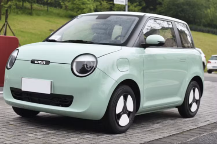 Changan Lumin Miqin 301 km sử dụng tay nắm cửa ẩn, vành cản gió thấp, hình dáng vành cũng rất dễ thương, thông số lốp 165/70 R14, cửa sổ sau của xe có tầm nhìn tốt.