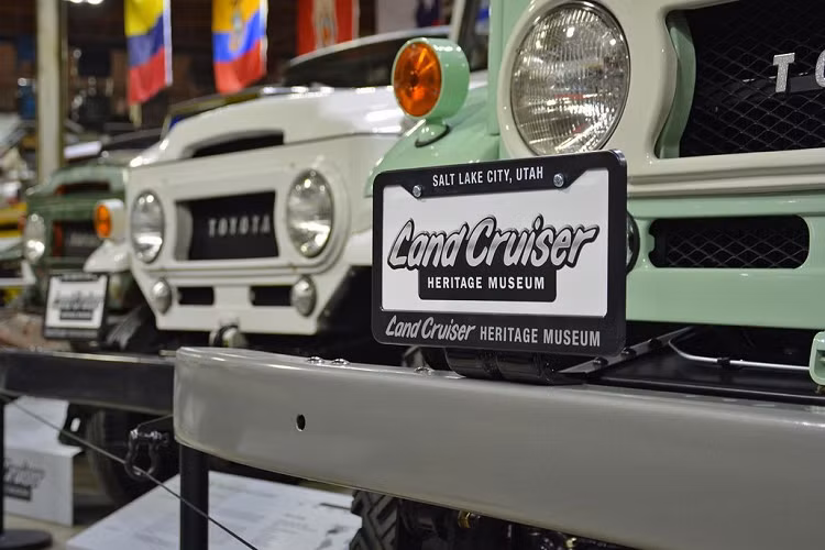Trong đó có cả chiếc Toyota Jeep BJ Model 1953, tiền thân của dòng xe Land Cruiser. Bên cạnh chiếc BJ là một vài chiếc FJ25 đời 1958, đây là chiếc Land Cruiser đầu tiên được bán ở Mỹ và là chiếc duy nhất được đăng ký vào năm đó