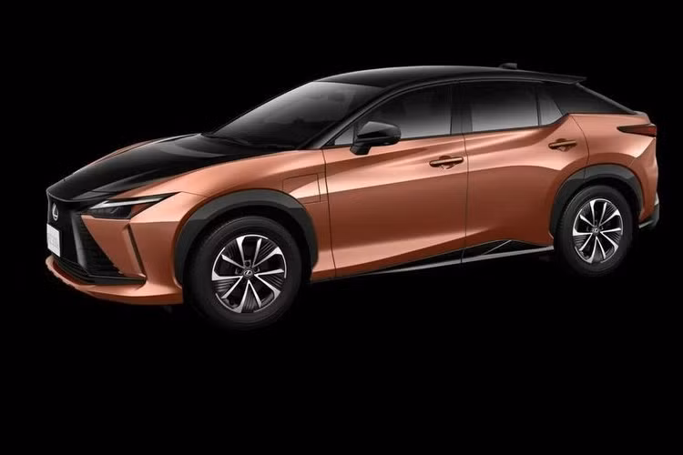 Tại Nhật Bản, mức giá xe Lexus RZ 300e có mức niêm yết là 8.200.000 Yên (tương đương 1,357 tỷ VNĐ), thấp hơn 600.000 Yên (khoảng 100 triệu VNĐ) so với bản RZ 450e.