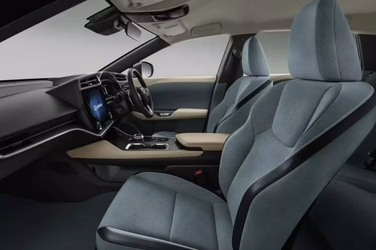 Lexus cho biết hệ thống treo mới đảm bảo chiếc SUV điện hoạt động êm ái và nhanh nhẹn, đồng thời tận dụng sự chênh lệch trọng lượng 100 kg giữa 300e và 450e.