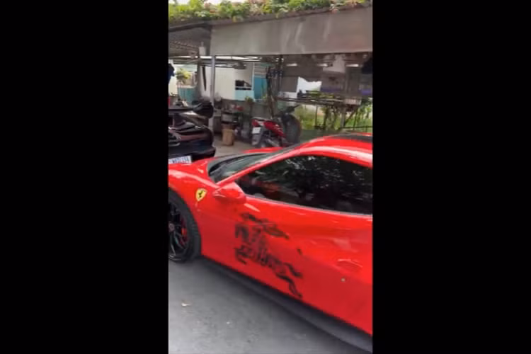 Giá xe McLaren Senna của Hoàng Kim Khánh khi làm xong các thủ tục đăng ký biển số tại đất nước Campuchia được tiết lộ 40 tỷ đồng, bằng giá xe Ferrari 488 Pista Spider và Lamborghini Aventador S LP740-4 mà đại gia này cho ra biển trắng, có thể thấy, cách chơi biển Cam sẽ giúp doanh nhân quận 12 tiết kiệm 1 số tiền khá lớn.