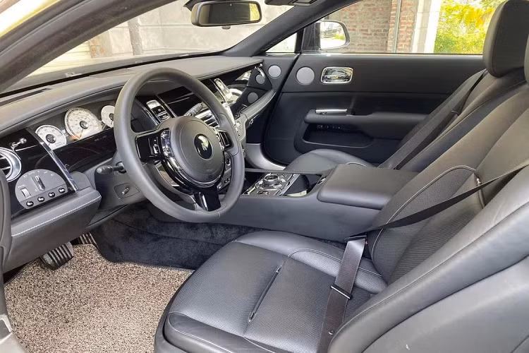 Lý do vì sao chiếc coupe siêu sang Rolls-Royce Wraith Series II có giá rao bán cao đến vậy là vì xe thuộc phiên bản Series II, sản xuất 2016 và đăng ký lần đầu năm 2020, xe chỉ mới lăn bánh được trên 7.000 km, chủ sở hữu gần nhất là người rất am hiểu xe, chăm sóc như xe mới.