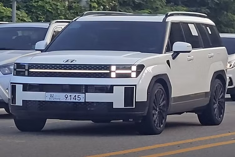 Vào hồi cuối tháng 7 vừa qua, hãng Hyundai đã tung ra những hình ảnh chính thức đầu tiên của SantaFe thế hệ mới. Đến nay, hãng Hyundai lại dùng một đoạn video ngắn để hé lộ thời điểm ra mắt cụ thể của mẫu SUV hạng trung này. Theo đó, Hyundai SantaFe thế hệ thứ 5 sẽ chính thức trình làng vào ngày 10/8 tới đây ở Hàn Quốc.