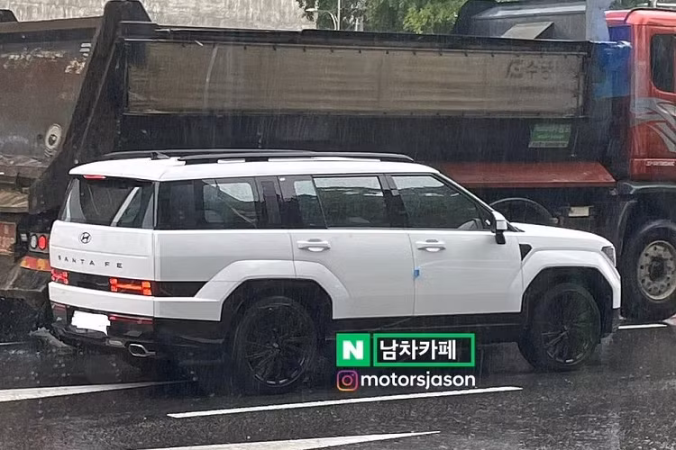 Những thông tin cụ thể của Hyundai SantaFe 2024 mới như kích thước, trang bị hay động cơ vẫn được giữ kín. Trong khi đó, thiết kế ngoại thất và nội thất của xe đã không còn là bí ẩn. Ngoài những hình ảnh do hãng tung ra, mẫu SUV hạng trung này còn thường xuyên xuất hiện trên đường phố Hàn Quốc trong thời gian qua mà không hề ngụy trang.