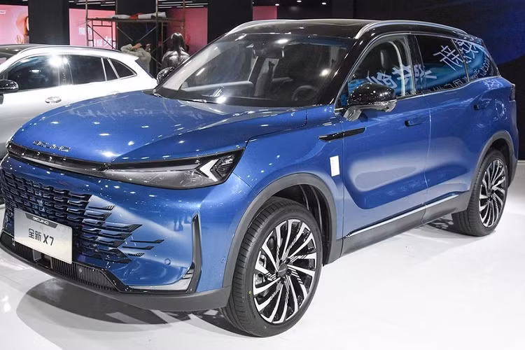 Đáng tiếc, "trái tim" của Beijing X7 2023 không có gì thay đổi, xe vẫn sử dụng động cơ xăng 4 xi-lanh, tăng áp, dung tích 1.5 lít, sản sinh công suất tối đa 188 mã lực và mô-men xoắn cực đại 275 Nm cùng hộp số tự động ly hợp kép 7 cấp.