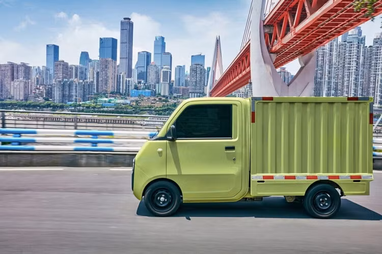 Điểm nhấn tiếp theo của Wuling E10 nằm ở hệ truyền động. Theo đó, mẫu xe này chạy hoàn toàn bằng điện với mô-tơ nằm trên cầu trước, tạo ra công suất tối đa 27 mã lực. Mô-tơ điện này cho phép xe đạt vận tốc tối đa giới hạn ở mức 71 km/h.