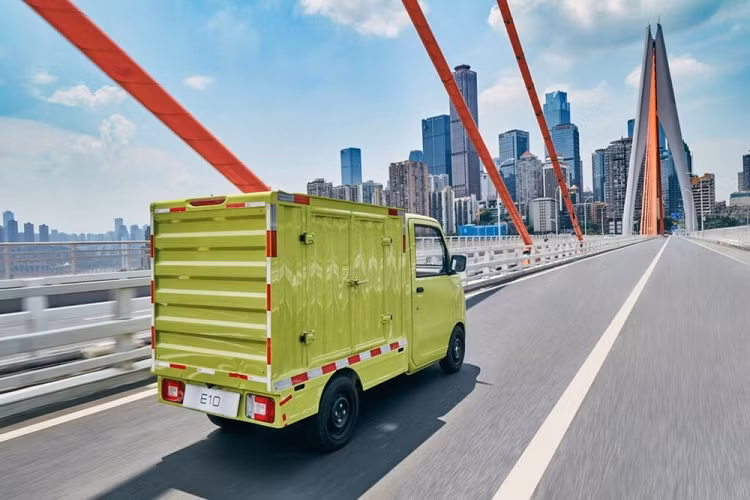 Ngoài ra, Wuling E10 còn được trang bị cụm pin LFP với dung lượng chỉ 9 kWh. Dù pin nhỏ nhưng vẫn giúp xe chạy được 150 km sau một lần sạc đầy, miễn là tài xế duy trì tốc độ trong khoảng 40 km/h. Người dùng có thể sạc pin cho xe với bộ sạc chậm AC và cắm sạc bằng nguồn điện 220V ở nhà.
